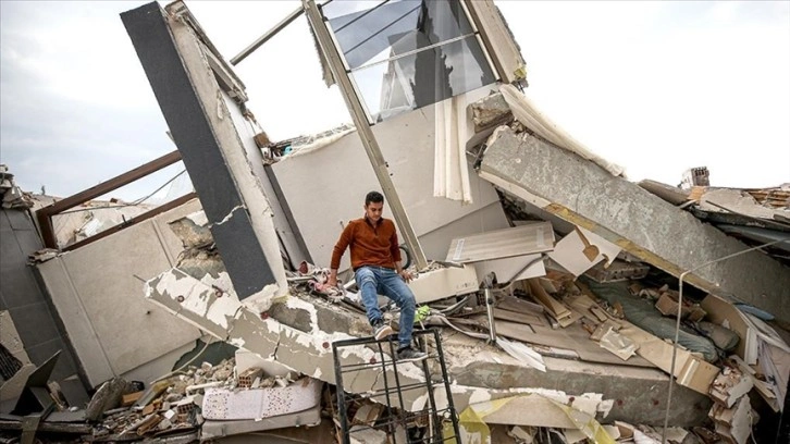 Antakya'da geriye doğru yıkılan binanın enkazından ilkokuldaki 