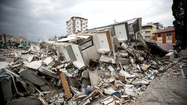 Antakya'da ilk depremlerde geriye kayan apartman Hatay merkezli sarsıntıda yıkılmış