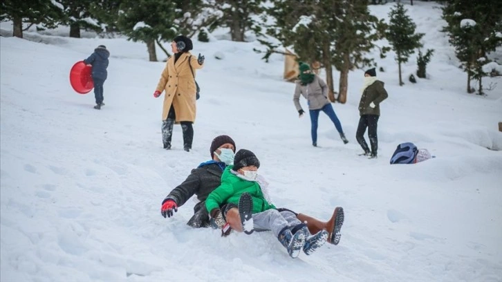 Antalya Akseki'de vatandaşlar, naylon ve leğenlerle kayak yaparak karın keyfini çıkardı