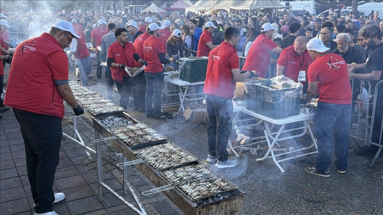 Antalya'da 3. Hamsi Festivali'nde 7 ton hamsi dağıtıldı