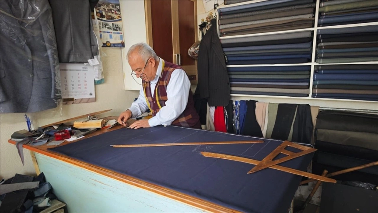 Antalya'da 46 yıldır terzilik yapan Sadettin Dönmez mesleğini "aşkla" yaşatıyor
