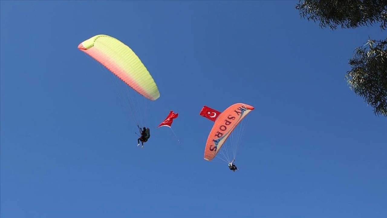 Antalya'da 50 paraşütçü Türk bayraklarıyla atlayış yaptı