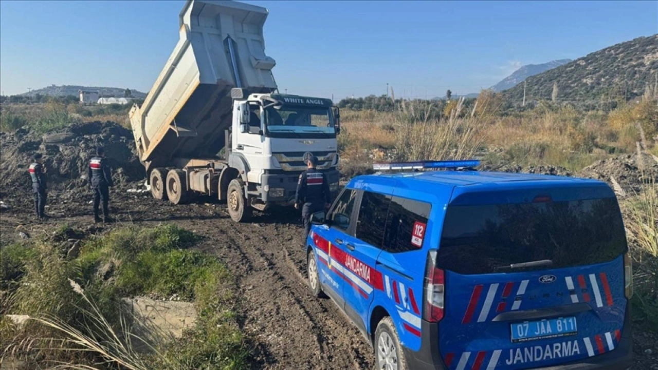 Antalya'da akarsu yatağından izinsiz kum alınmasına m&uuml;dahale edildi