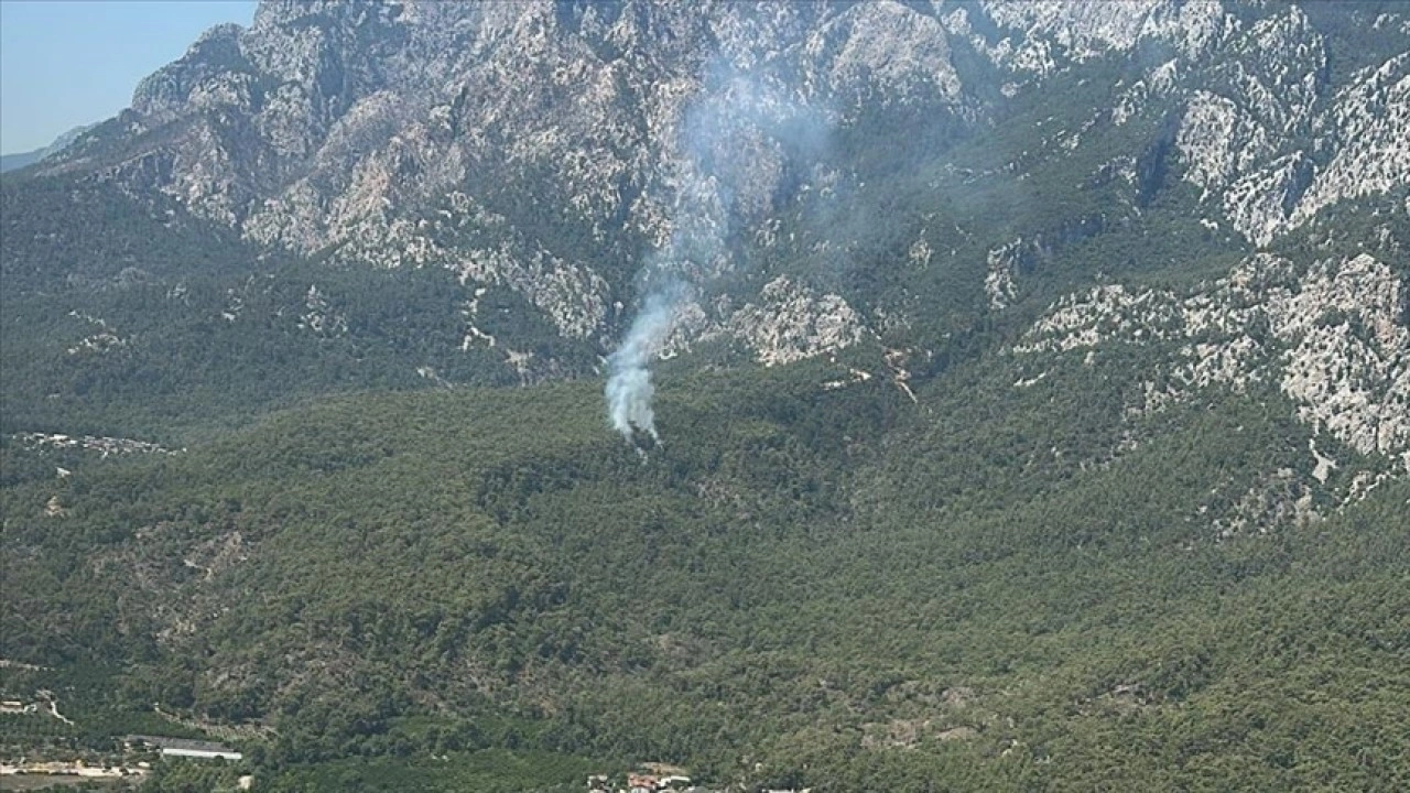 Antalya'da çıkan orman yangınına müdahale ediliyor