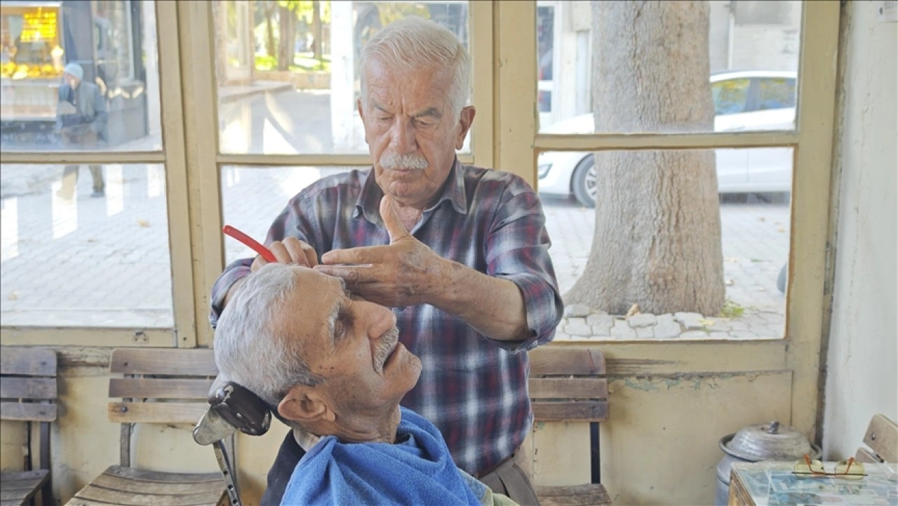 Antalya'da gençliğinde eline aldığı berber makasını 57 yıldır bırakmıyor