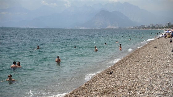 Antalya&#039;da güneşli havayı fırsat bilen tatilciler denize girdi