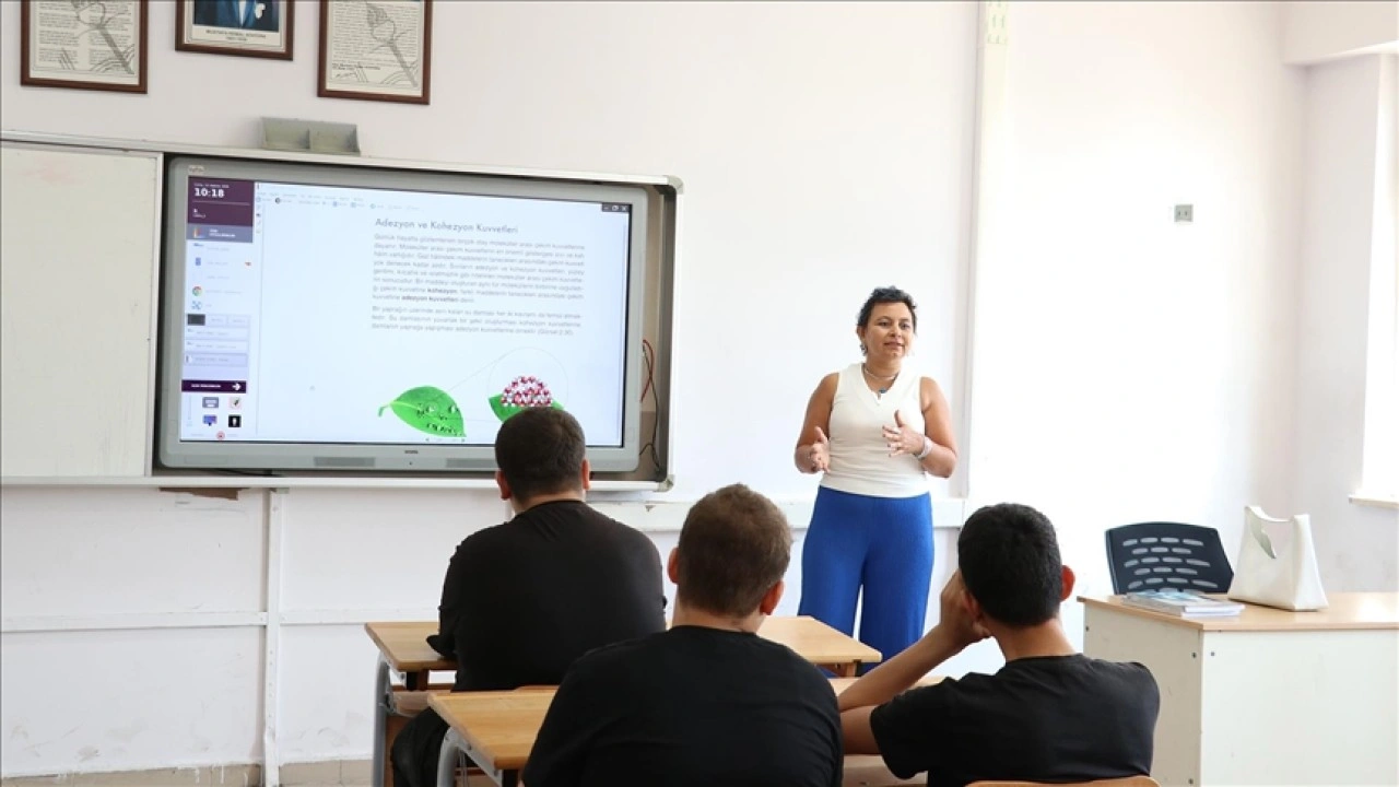 Antalya'da kanseri yenen Aynişan öğretmen öğrencilerine kavuştu