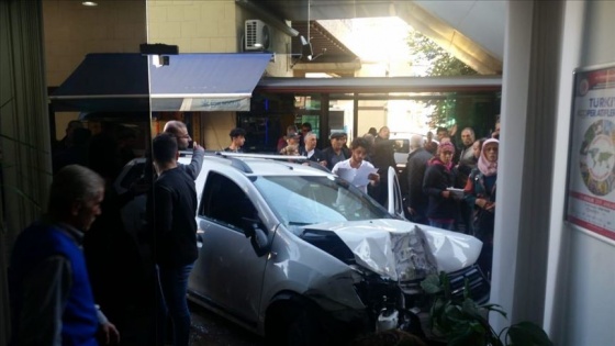 Antalya'da otomobil açıköğretim bürosuna çarptı: 1 ölü, 2 yaralı
