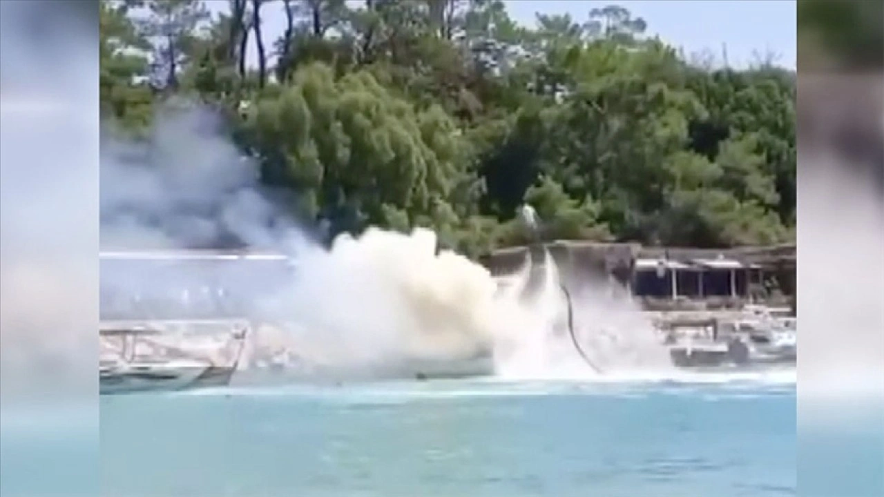 Antalya'da teknede çıkan yangının söndürülmesine jet ski ve flyboard kullanıcıları da destek ve