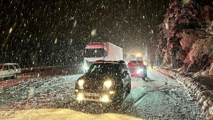 Antalya-Konya kara yolu kar yağışı nedeniyle ulaşıma kapandı