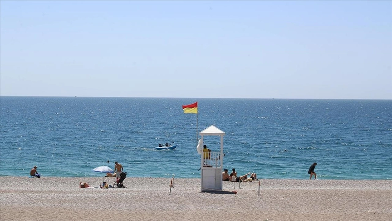 Antalya Konyaaltı Sahili'nde sezon hazırlıkları tamamlandı