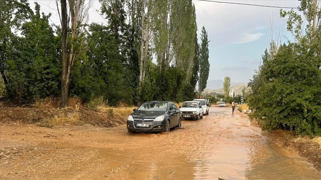 Antalya'nın Elmalı ilçesinde sağanak, dolu ve hortum etkili oldu