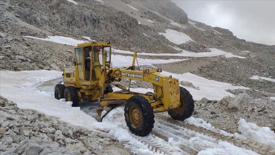 Antalya'nın Morca Yaylası'nda karla mücadele çalışmaları sürüyor