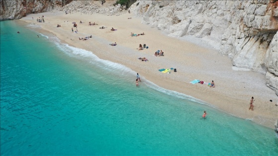 Antalya'nın sahillerinde 'tam kapanma' öncesi yoğunluk yaşanıyor