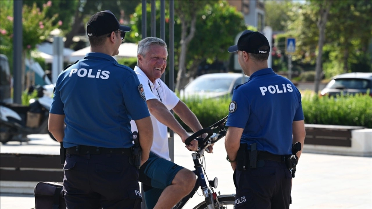 Antalya polisi turistlerin güvenliği için denizde, havada, karada görev yapıyor