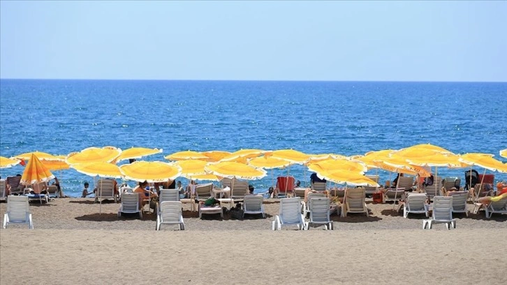 Antalya sahillerinde bayram tatili yoğunluğu sürüyor