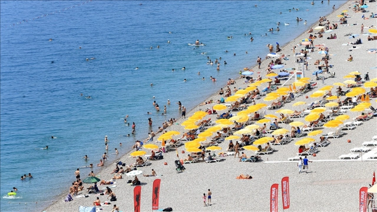 Antalya sahillerinde Kurban Bayramı'nın ilk gününde yoğunluk yaşanıyor