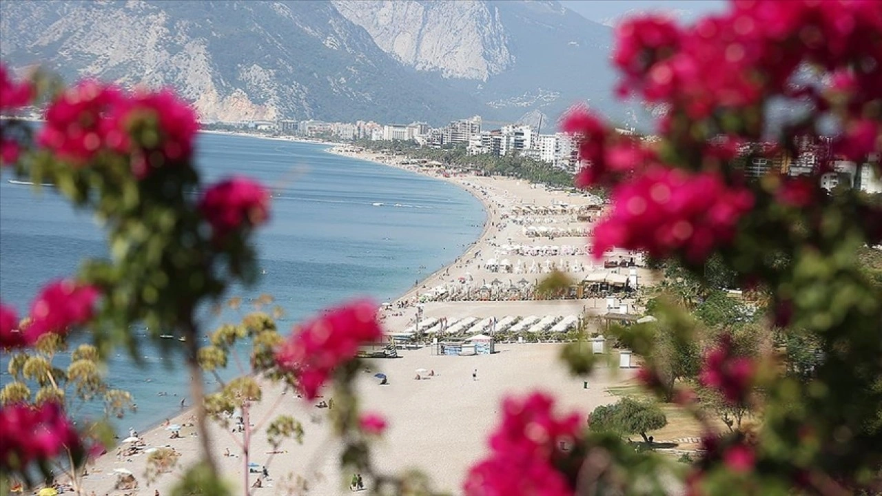 Antalya sahillerinde sıcak hava yoğunluğu