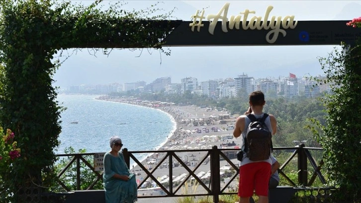Antalya sahillerinde tatil hareketliliği sürüyor