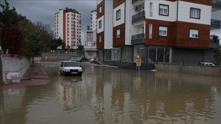 Antalya Serik'te sağanak, hayatı olumsuz etkiledi