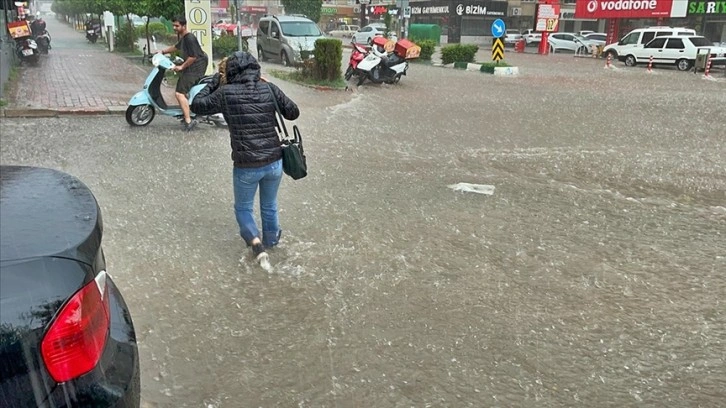 Antalya ve Osmaniye'de sağanak, hayatı olumsuz etkiledi