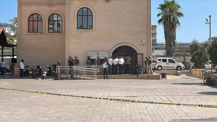 Antalya'da banka şubesi müdürü rehin alındı