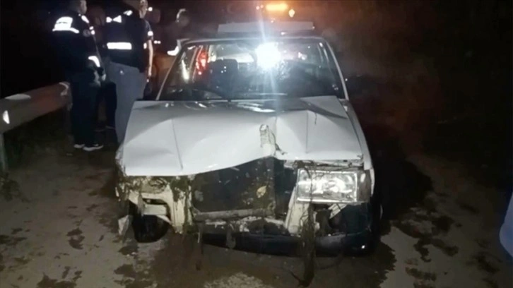 Antalya'da dereye düşen otomobildeki 5 kişiden 3'ü kurtarıldı, 2 kişi aranıyor