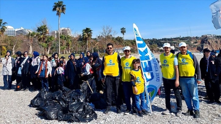 Antalya'da gönüllüler şiddetli yağışın ardından Konyaaltı sahilini temizledi