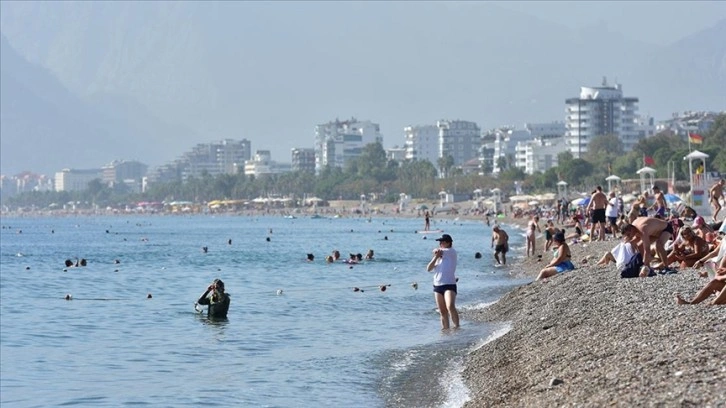 Antalya'da güneşli havayı fırsat bilenler denize girdi