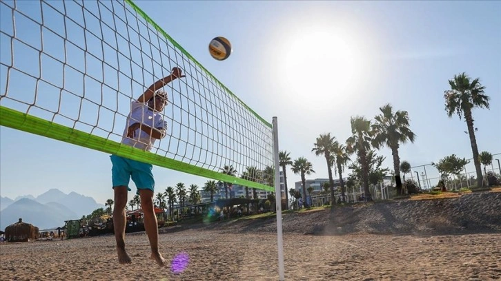 Antalya'da Konyaaltı Sahili'ne yapılan plaj voleybolu sahaları hizmete girdi