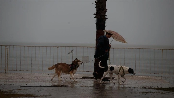 Antalya'da kuvvetli yağış etkisini sürdürüyor