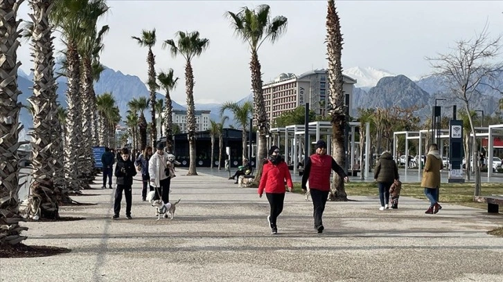 Antalya'da Ocak'ta vatandaşlar ve turistler denize girdi