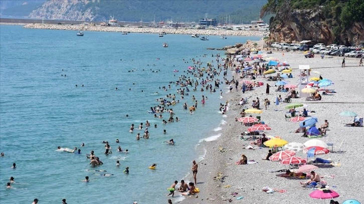 Antalya'da sahiller ve mesire alanlarında bayram yoğunluğu