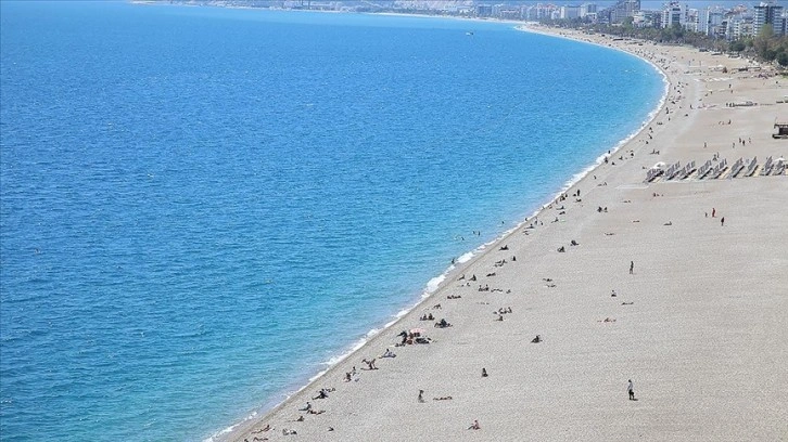 Antalya'da sahillerde güneşli hava yoğunluğu