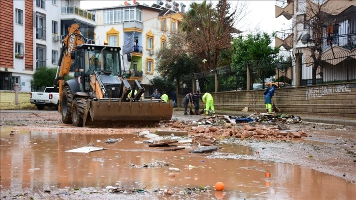 Antalya'da selden etkilenen bölgelerde temizlik başlatıldı