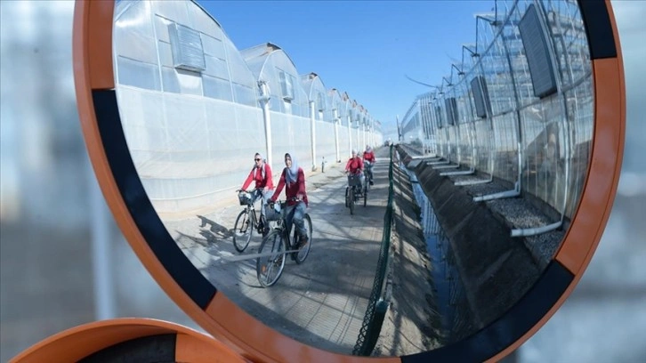 Antalya'da serada çalışan kadınlar ulaşımı bisikletle sağlıyor