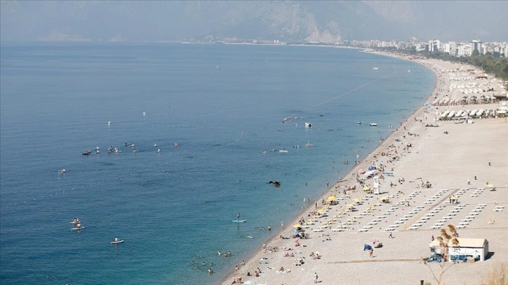 Antalya'da sıcak hava nedeniyle sahillerde yoğunluk oluştu