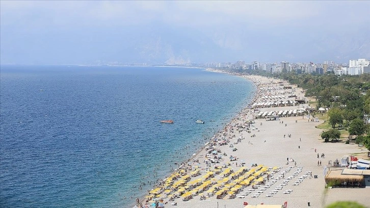 Antalya'da sıcak hava ve nem etkili oluyor