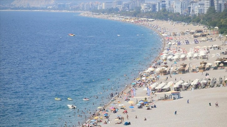 Antalya'da sıcaktan bunalanlar sahilleri doldurdu