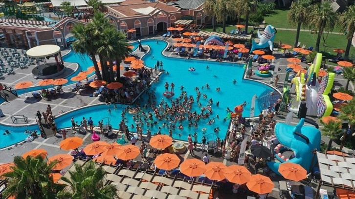 Antalya'da turistler sıcak havada havuza atılan buzlarla serinledi