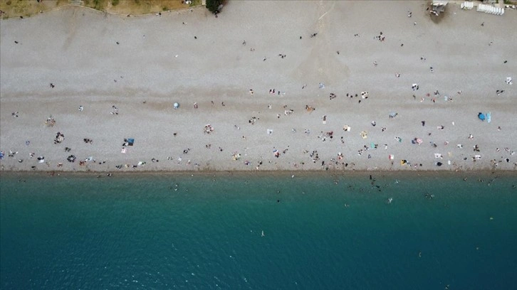 Antalya'da vatandaşların güzel havada sahil keyfi