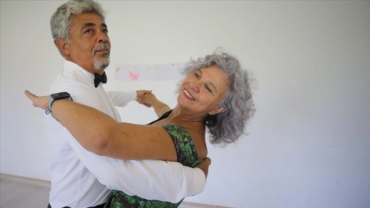 Antalya'da yaşayan emekli öğretmen çiftin 'Vals' tutkusu