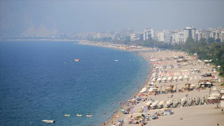 Antalya'da yoğun nem bunalttı