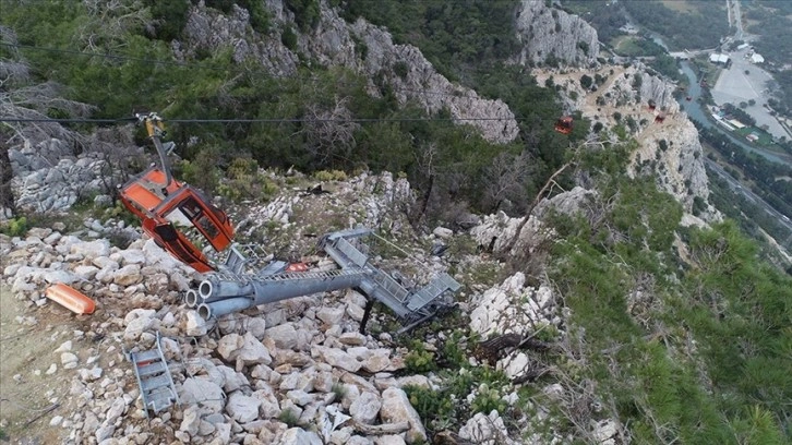 Antalya'daki teleferik kazasının ardından oluşan enkaz havadan görüntülendi