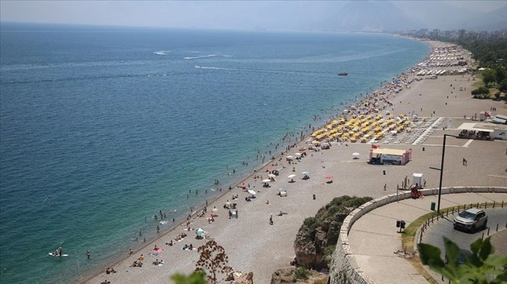Antalya'nın sahillerinde bayram tatili hareketliliği sürüyor