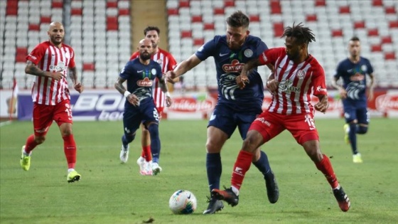 Antalyaspor, sahasında Rizespor'u mağlup etti