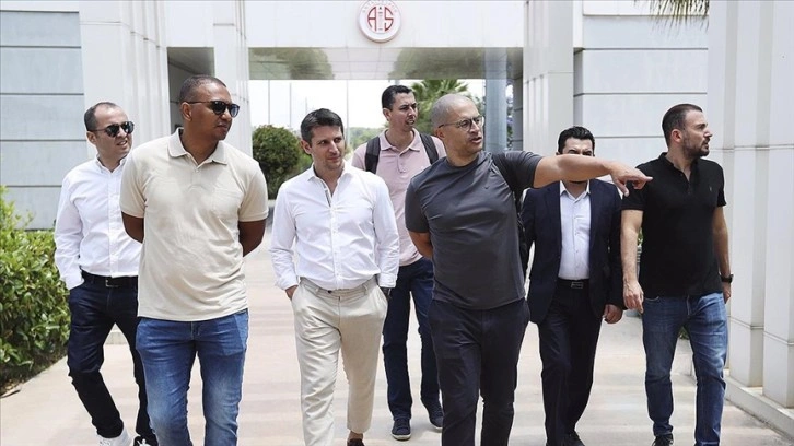 Antalyaspor'un yeni teknik direktörü Alex, kulübün tesislerini gezdi