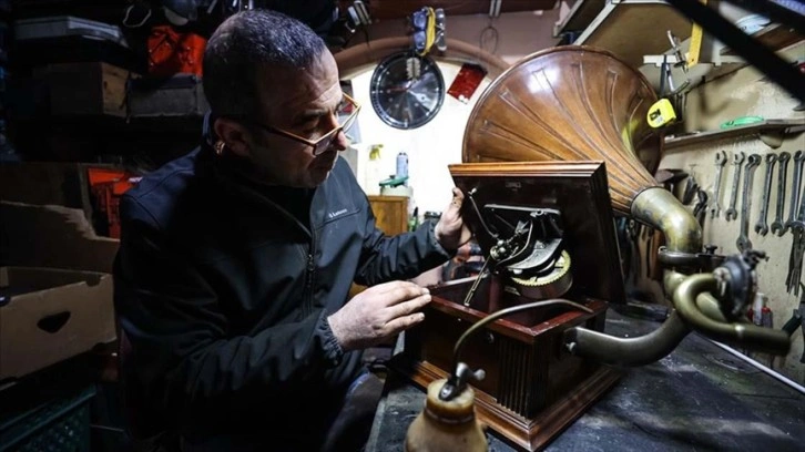 Antika merakı dolmuş şoförünü 'gramofonist' yaptı