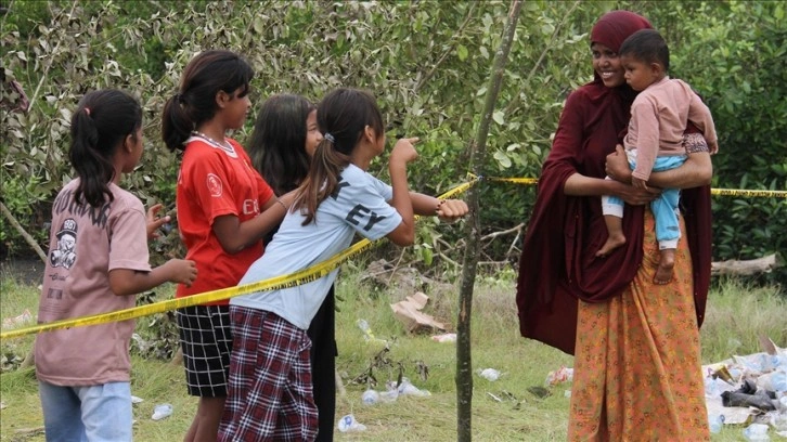 Arakanlı Müslümanlar, Myanmar'daki çatışmalar sebebiyle Bangladeş sınırına sığınıyor