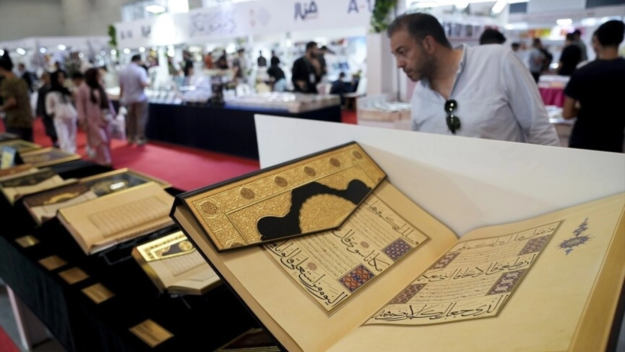 Arap&ccedil;a Kitap Fuarı'ndaki "Altın Harfler" standında nadir yazmalar sergileniyor